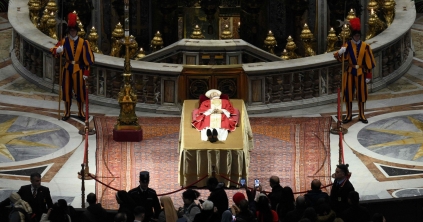Élőben közvetíti a Duna Televízió az emeritus pápa temetését